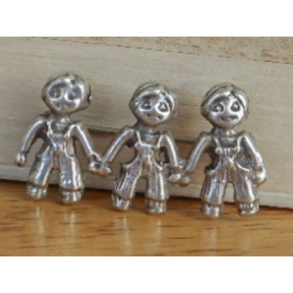 Vintage Sterling Children Holding Hands Pin - Picture 3 of 9